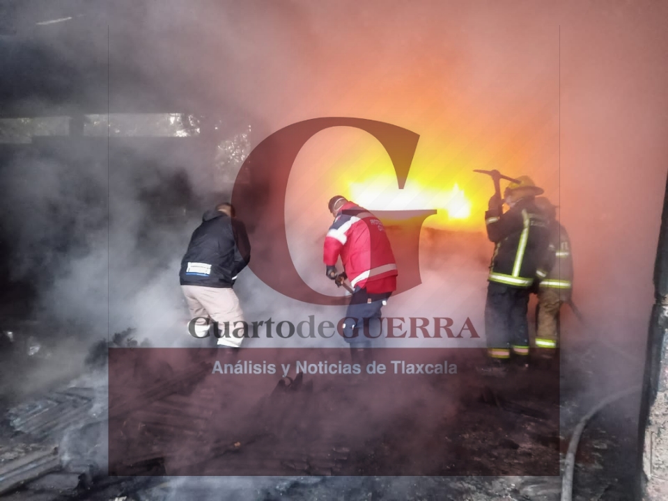 En Tetla, cartonera se incendia y provoca daños materiales